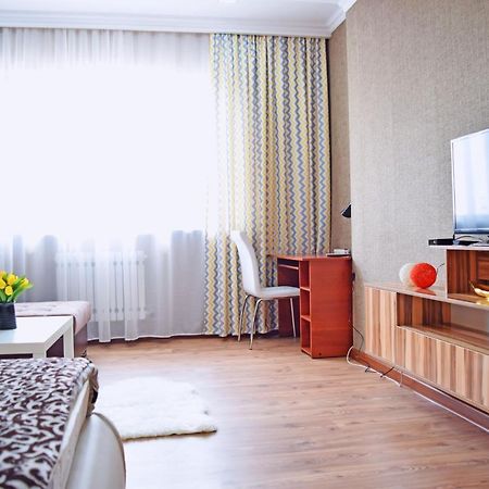 Bishkek Sunny Apartment In The Center Buitenkant foto