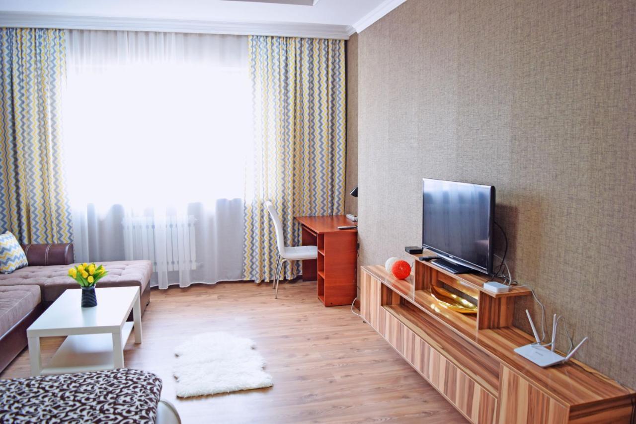 Bishkek Sunny Apartment In The Center Buitenkant foto