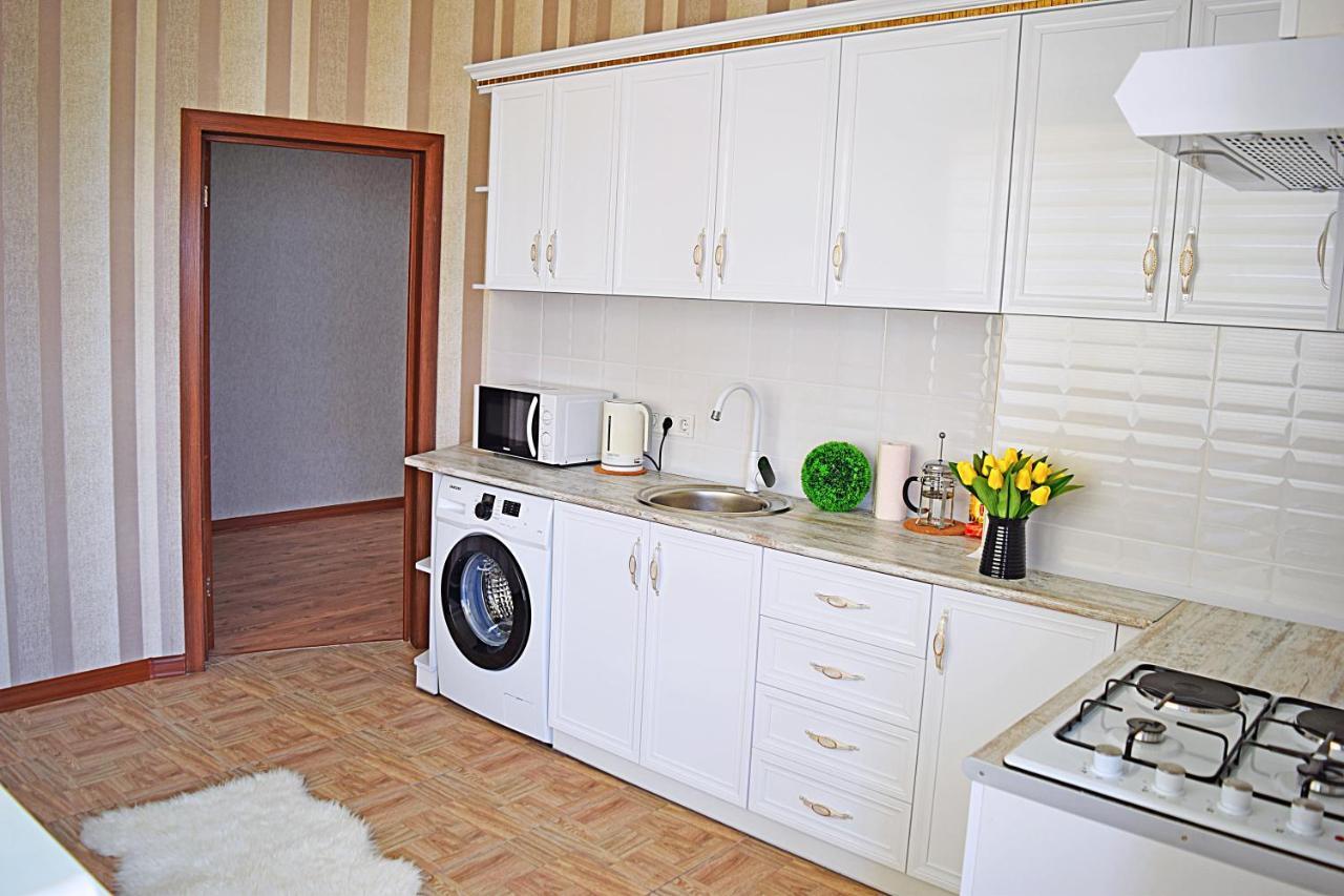 Bishkek Sunny Apartment In The Center Buitenkant foto