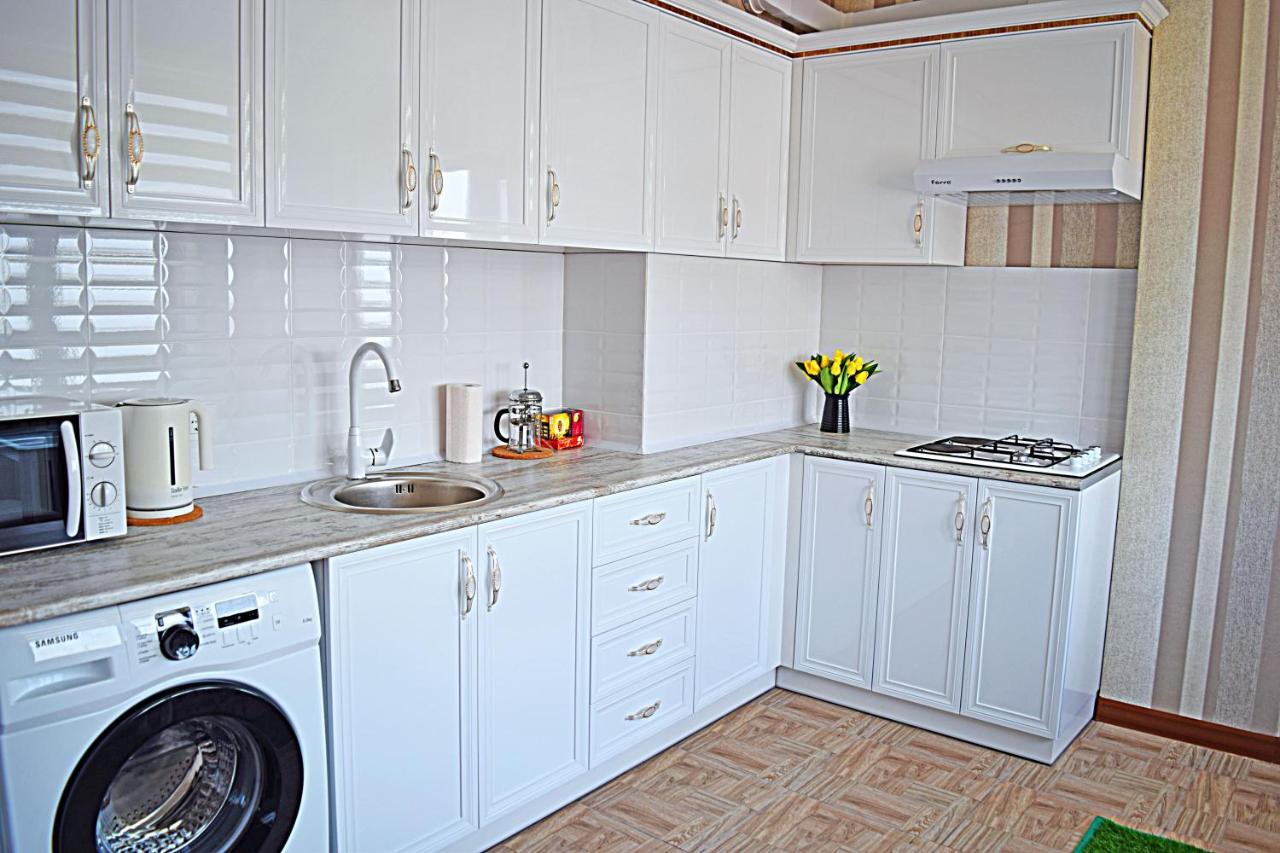 Bishkek Sunny Apartment In The Center Buitenkant foto
