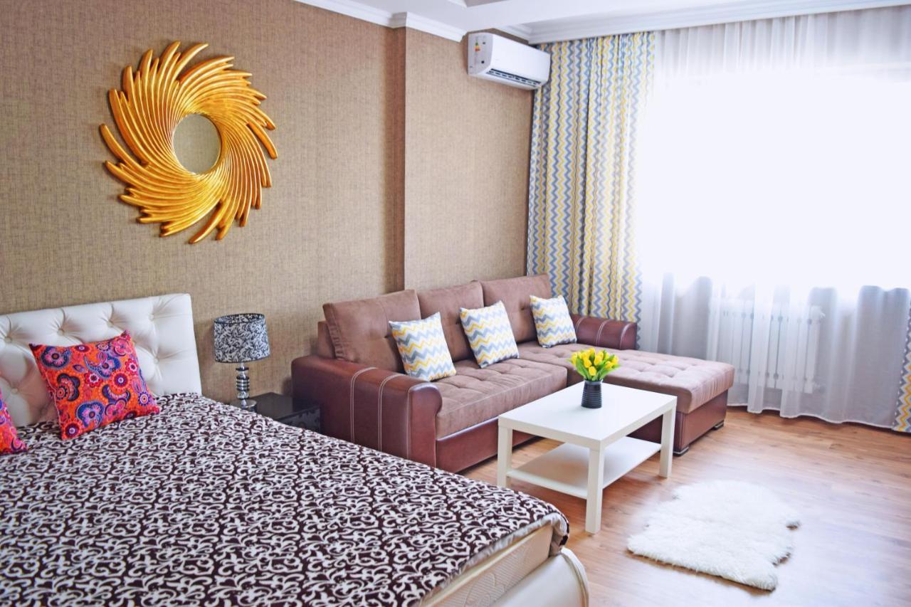 Bishkek Sunny Apartment In The Center Buitenkant foto