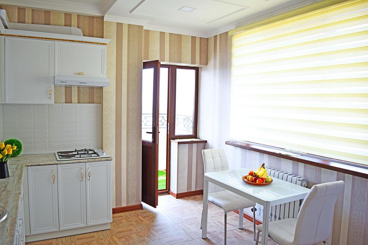 Bishkek Sunny Apartment In The Center Buitenkant foto