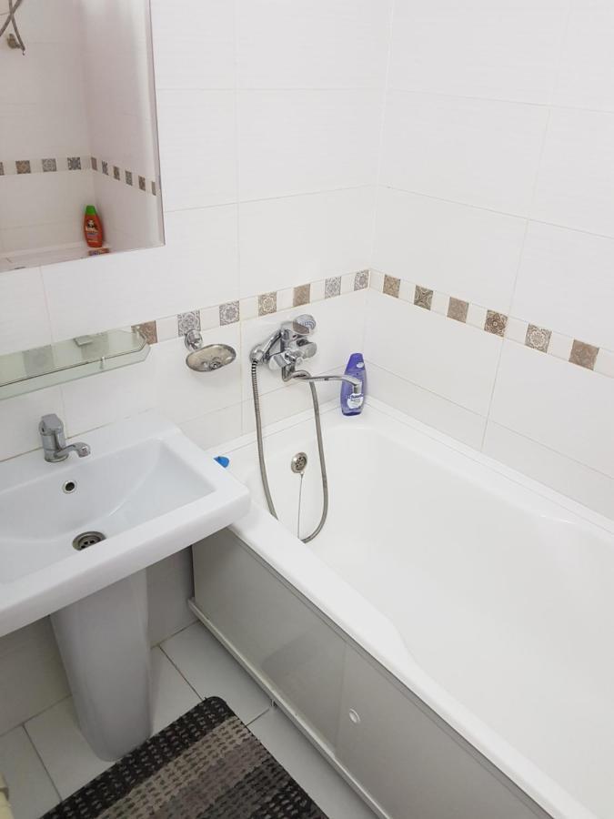 Bishkek Sunny Apartment In The Center Buitenkant foto